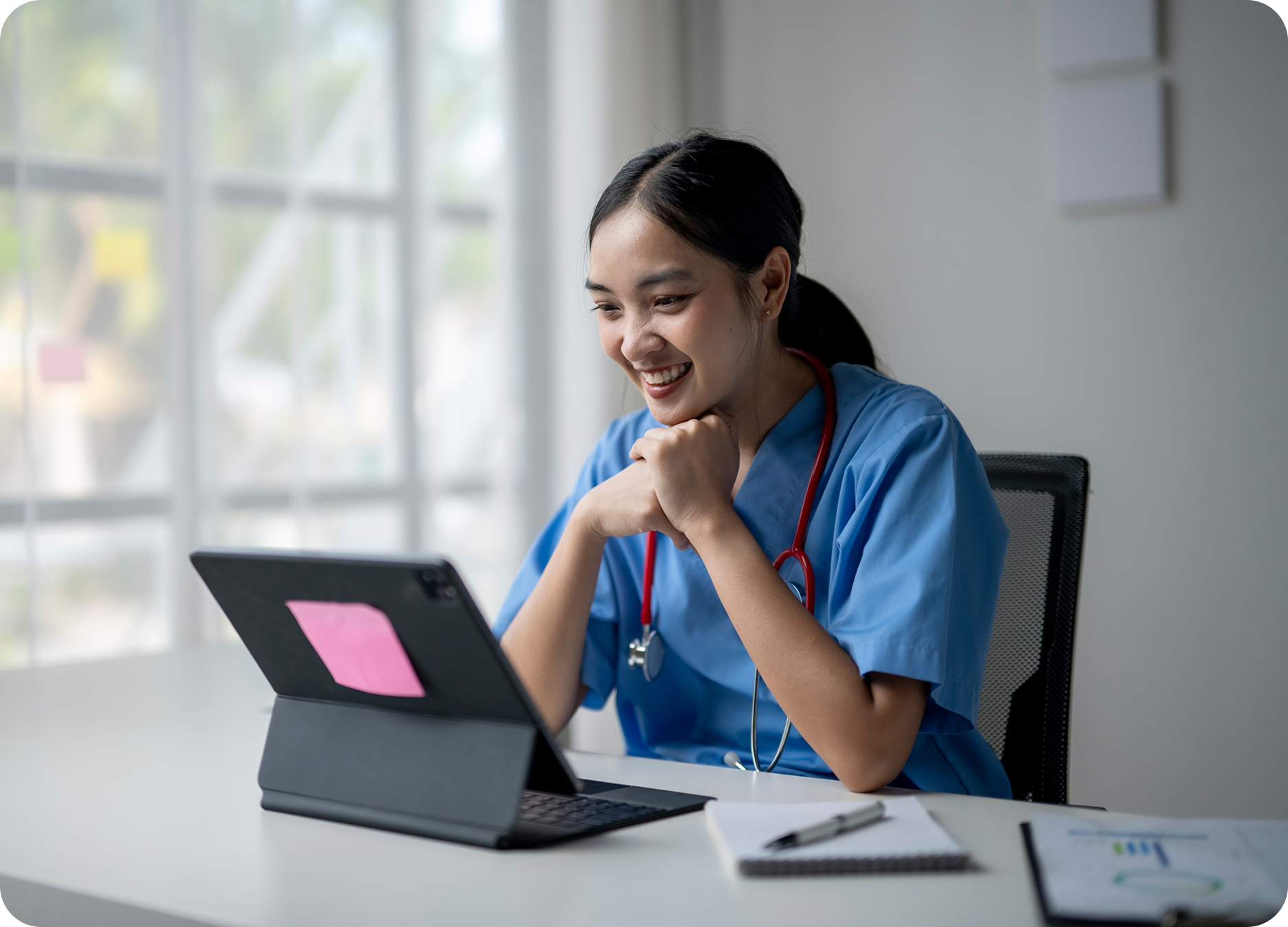 Clinician using a digital chart